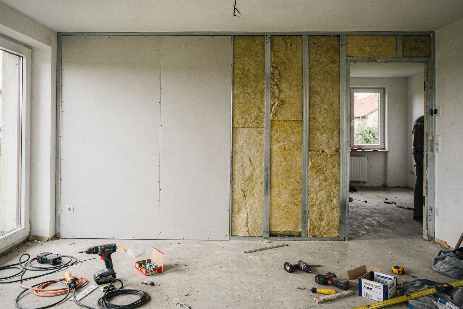 Symbolbild: Ständerwand aus Metallprofilen mit Gipsplatten in einem Wohnraum